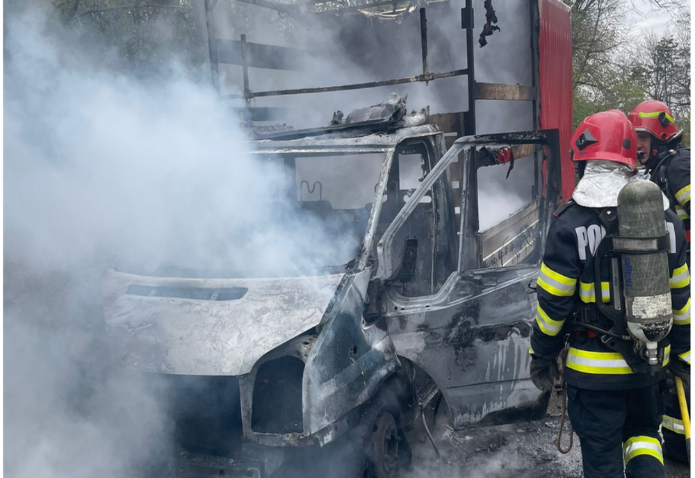 O autoutilitară a ars ca o torță 