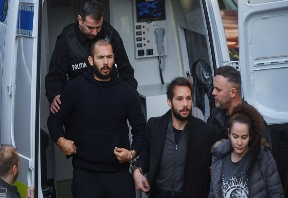 Frații Tate, noi acuzații grave: Fetele exploatate sexual ar fi fost bătute de una dintre apropiatele milionarilor