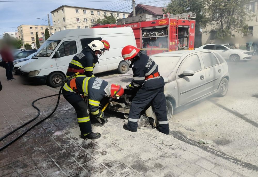 O mașină a luat foc lângă Gara Burdujeni