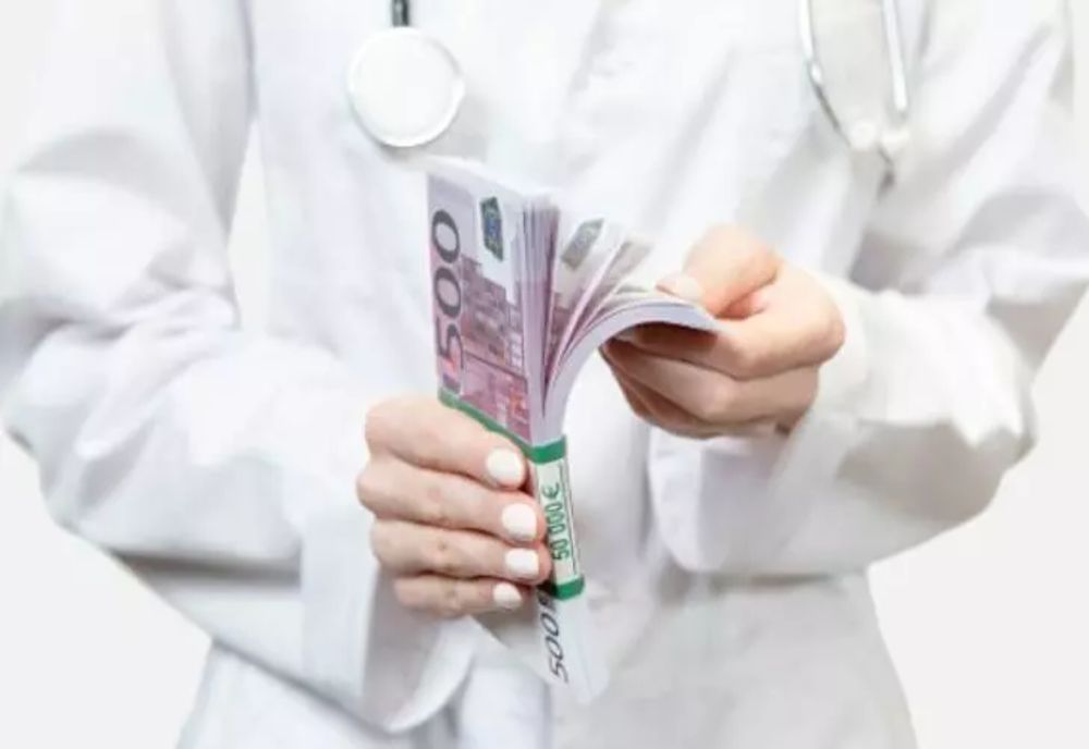 2 ani și 6 luni de închisoare cu suspendare pentru medicul sucevean care a luat mită de 280 de ori într-o lună