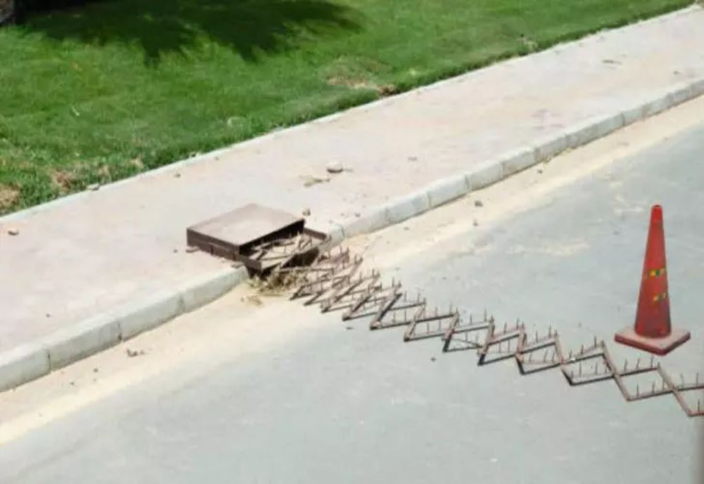 Atenție șoferi: Poliția Română cumpără benzi cu țepi pentru a opri vitezomanii. Cu ce se mai dotează oamenii legii