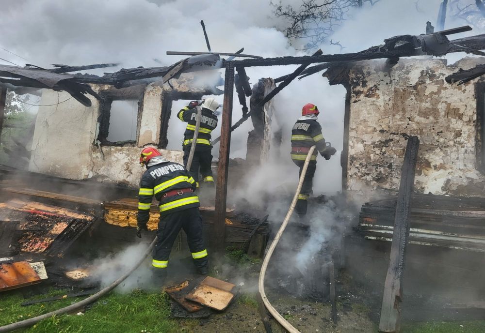 Casă mistuită de flăcări la Rădășeni din cauza unui scrutcircuit