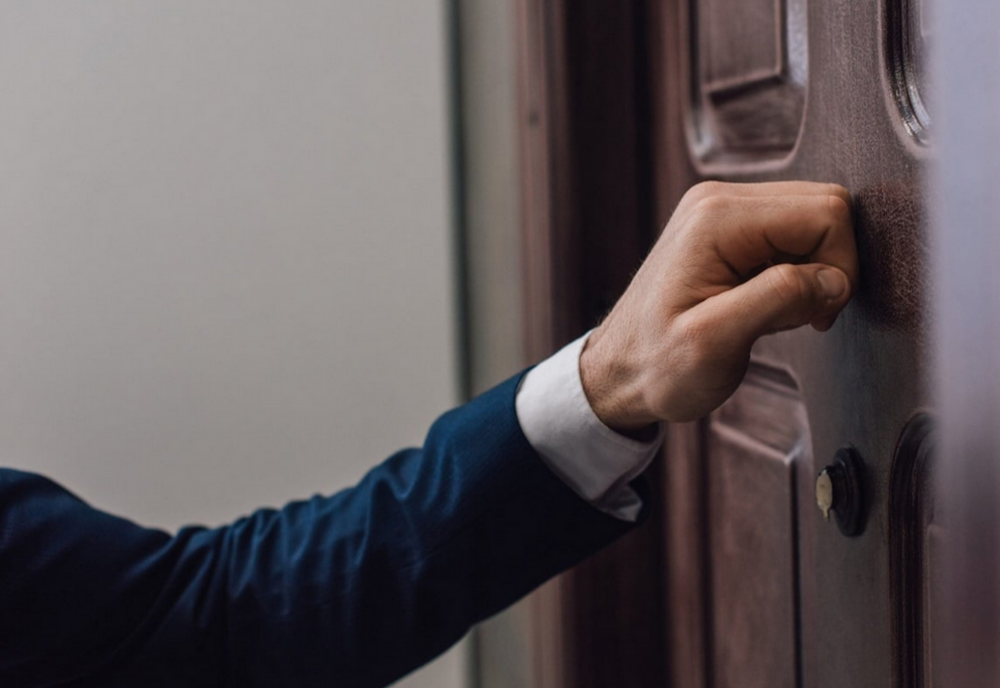 Cine are dreptul să intre la orice oră în casa ta. Dacă te opui, amenda este destul de mare