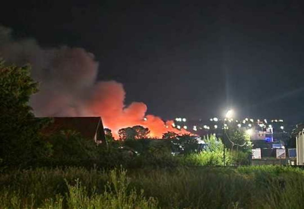 Suceava: Puternic incendiu la o hală de depozitare a unui operator economic. Pompierii au intervenit cu 17 autospeciale