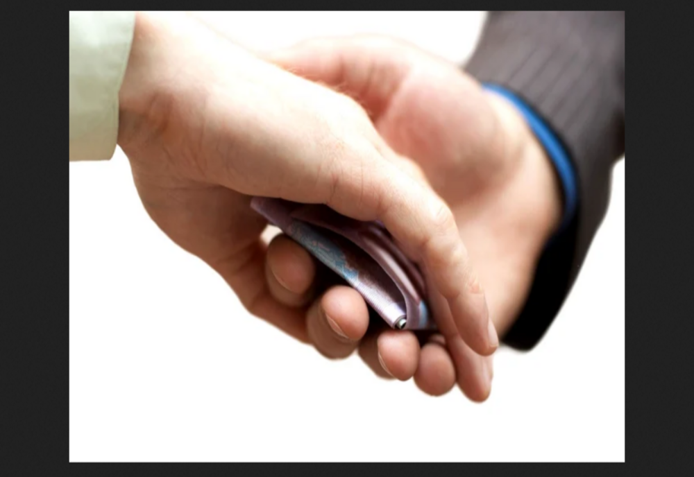 Scandal la o universitate privată din Brașov! Studenți și un profesor, acuzați de dare și luare de mită