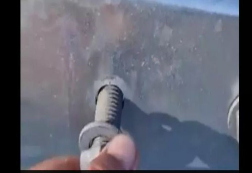 Revoltător: podul de Brăila se deșurubează cu mâinile goale, la nici două luni de la inaugurare! - VIDEO