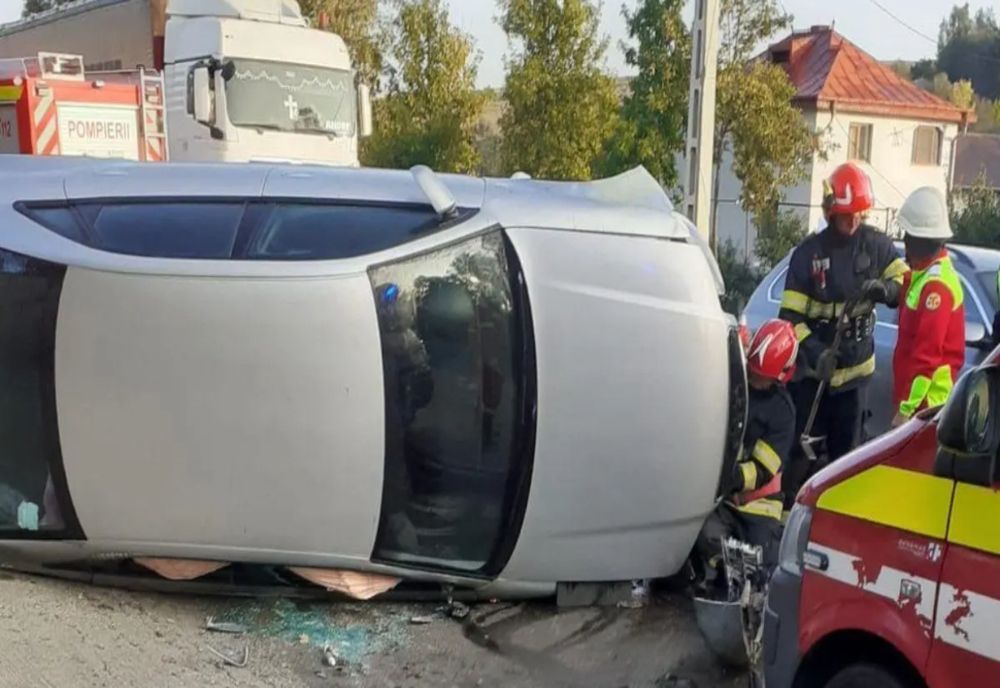 Un autoturism s-a răsturnat pe carosabil, la Bunești. 4 pasageri, printre care 2 copii, duși urgent la spital