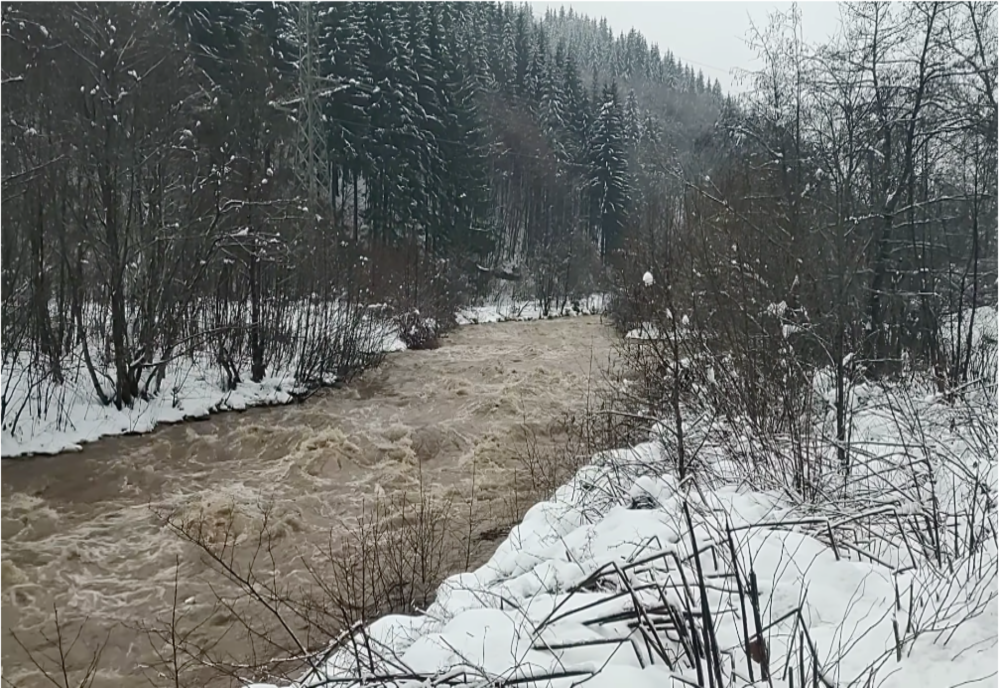 Cod galben de inundaţii pe râurile din 9 judeţe, până vineri dimineaţă