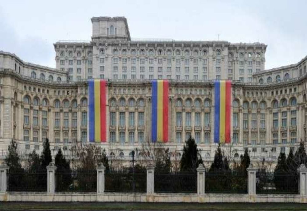 PROTEST ÎN FAȚA PARLAMENTULUI