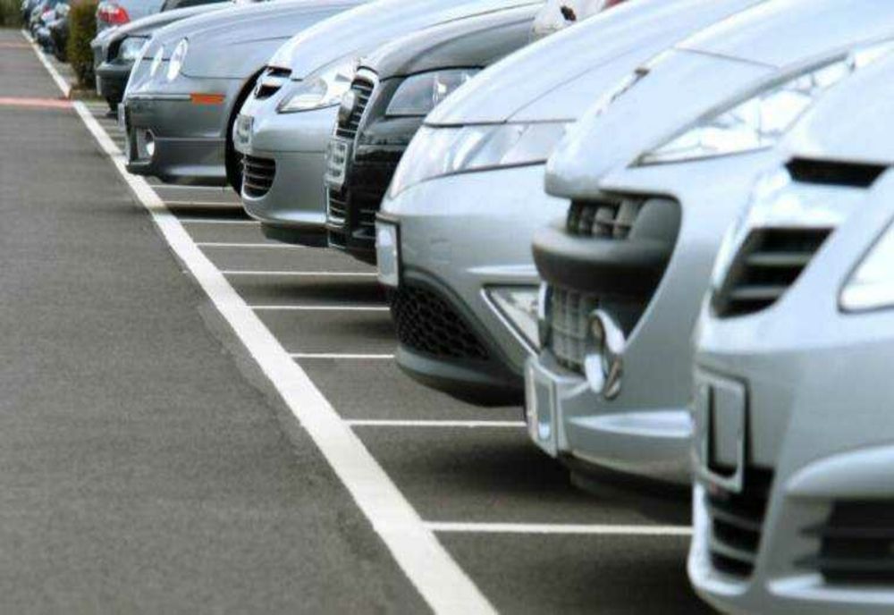 GUVERNUL IA ÎN CALCUL PRELUNGIREA PLAFONĂRII TARIFELOR LA RCA