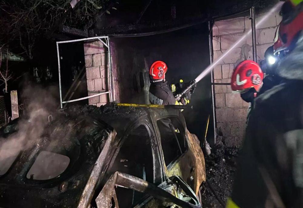 INCIDENT GRAV ÎN SUCEAVA. TREI PERSOANE AU SUFERIT ARSURI ÎN URMA UNUI INCENDIU IZBUCNIT ÎNTR-UN GARAJ