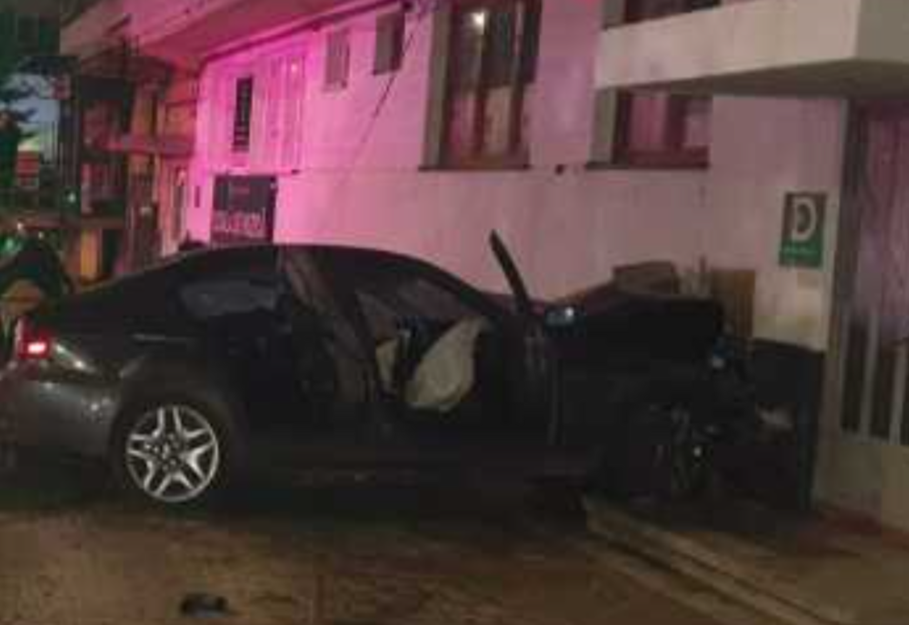 ACCIDENT ÎN SUCEAVA: O MAȘINĂ A INTRAT ÎN PERETELE UNUI BLOC, DOUĂ PERSOANE RĂNITE