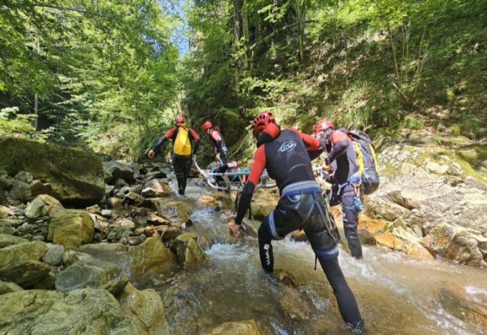 SALVAMONT PRAHOVA A RECUPERAT UN TURIST FRANCEZ RĂNIT ÎN MUNȚII BUCEGI