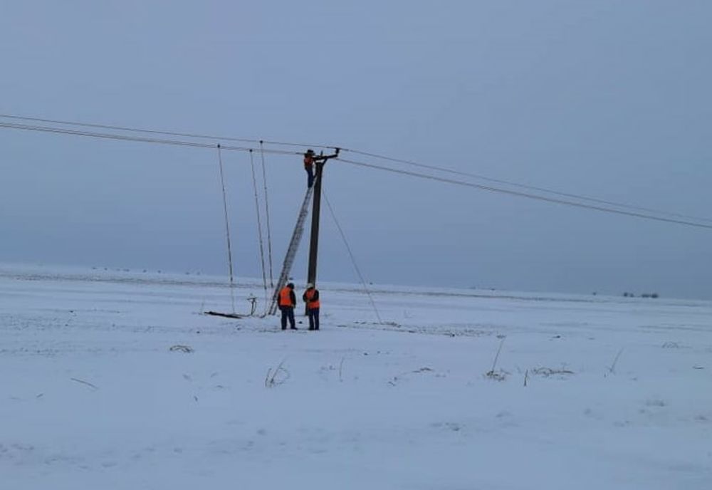 Vijelii puternice în sudul județului Brașov: acoperișuri avariate, copaci doborâți și fire electrice afectate