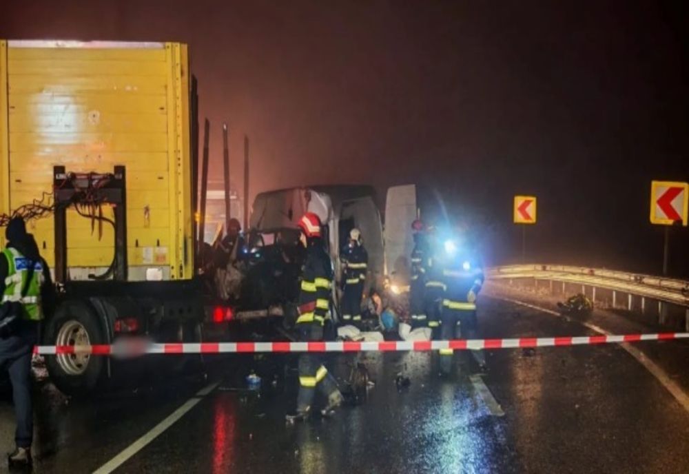 Accident grav în Suceava: Un mort şi 3 răniţi după ce un microbuz şi un TIR s-au ciocnit