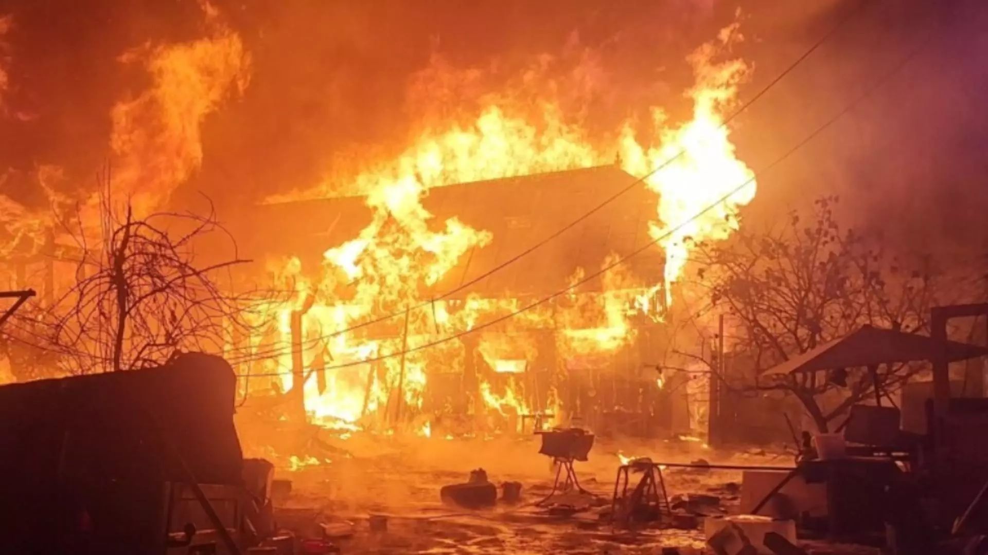 Iad dezlănțuit în curtea unui bătrân din Suceava. Gospodăria, făcută scrum după un incendiu nimicitor