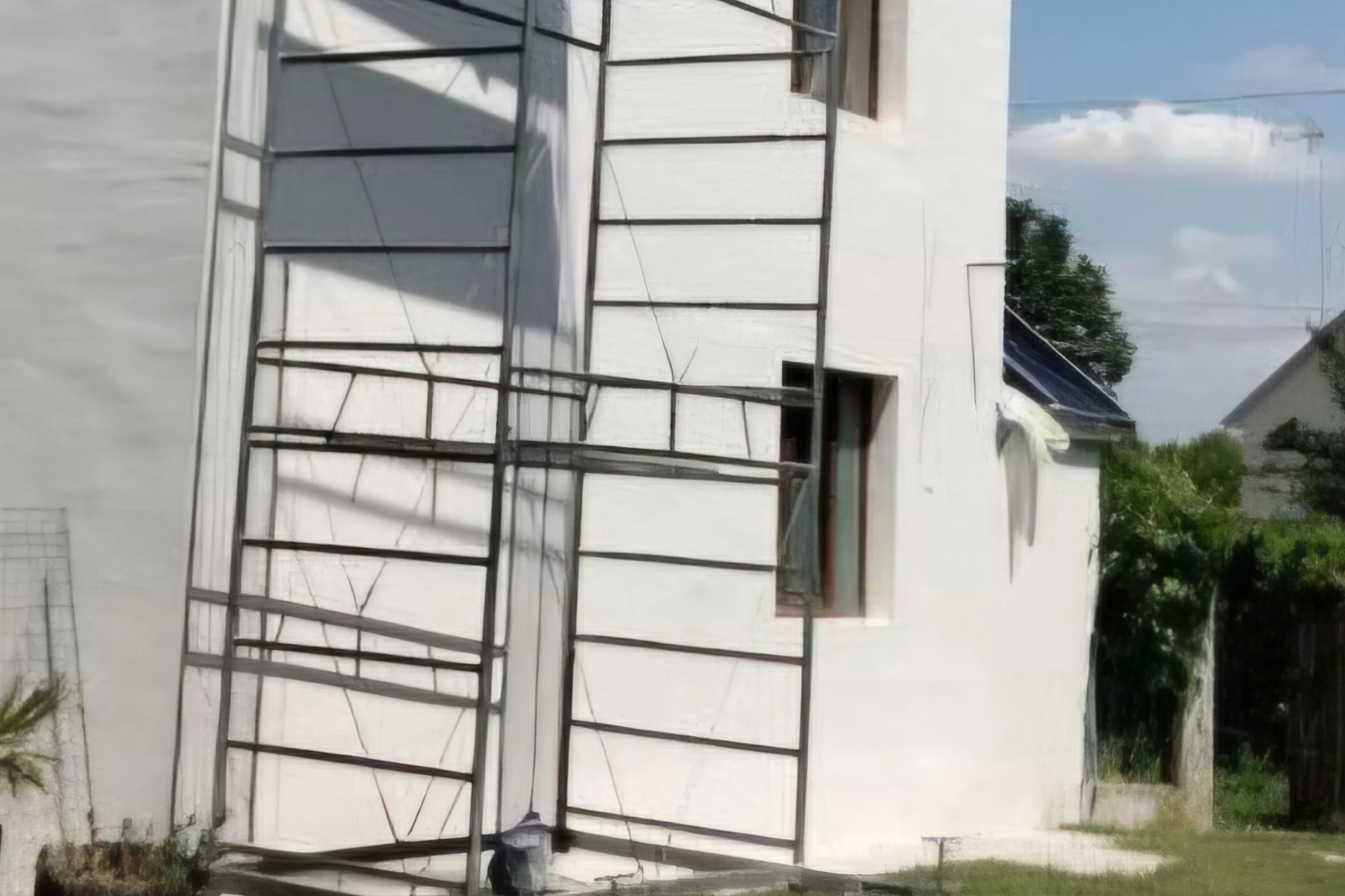 Cădere de la înălțime pe un șantier din Rădăuți. Muncitor cu fracturi grave