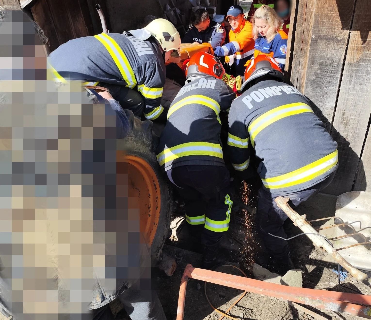 Bărbat prins într-un utilaj agricol