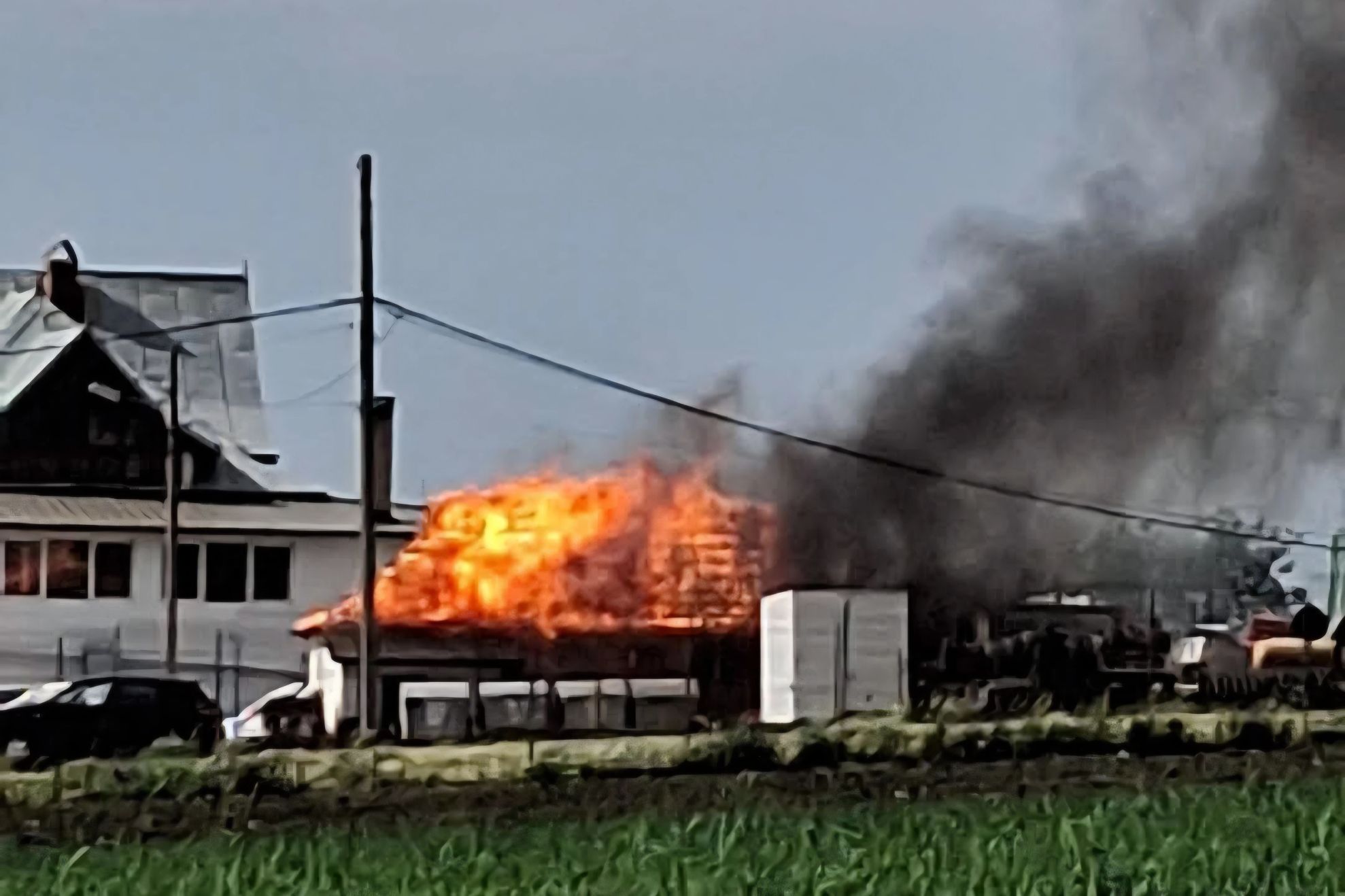 Incendiu la o construcție din târgul auto Cumpărătura.