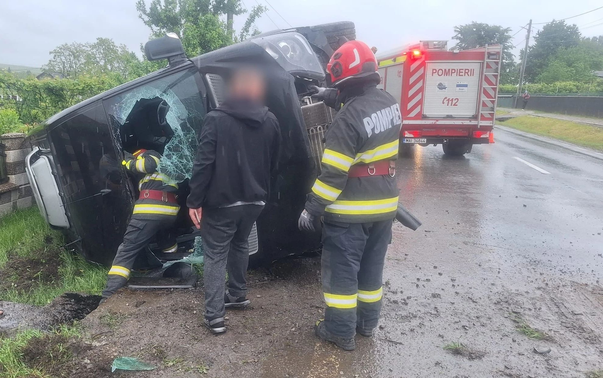 Microbuz răsturnat în Drăgușeni