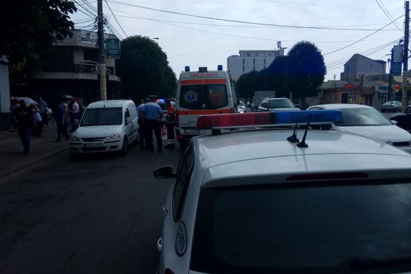 Gospodării și drumuri afectate în urma ploilor abundente, în Broșteni FOTO