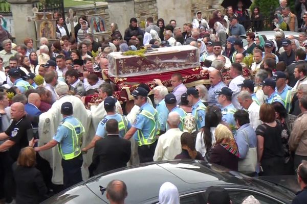 Peste 25.000 de credincioși au participat duminică la hramul Mănăstirii Sfântul Ioan cel Nou de la Suceava VIDEO