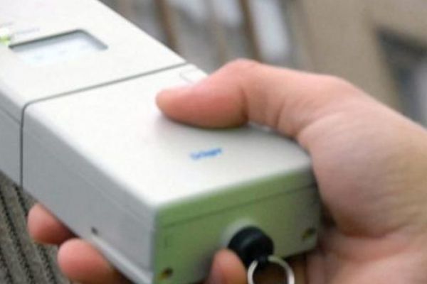 Un șofer beat a fost imobilizat de polițiști. Acesta a încercat să fugă din spital pentru a scăpa de recoltarea probelor biologice de sânge