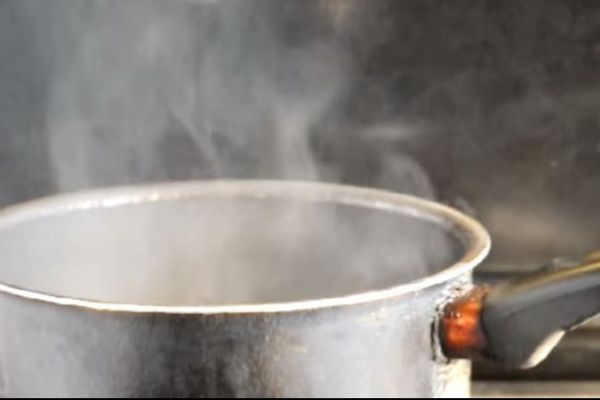 O fetiță de doar un doi ani din Rădăuți a ajuns la spital după ce s-a opărit cu apă clocotită