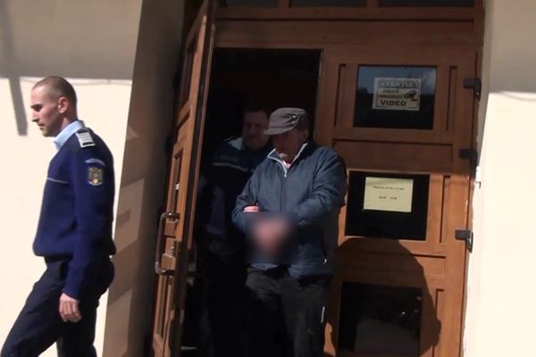 Un humorean și-a stropit tatăl cu benzină și i-a dat foc. Bărbatul, trimis în judecată FOTO