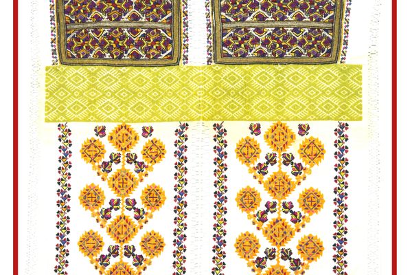 Altițe și cămăși tradiționale vechi de mai bine de un secol, expuse la Consulatul României din Cernăuți