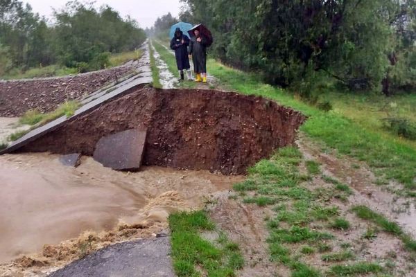 FOTO Viitura de pe râul Moldova, la un pas să rupă complet digul care apără captarea de apă potabilă a municipiului Suceava