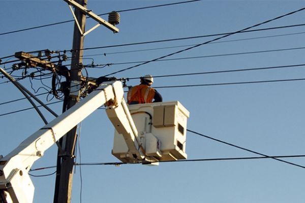 Peste 14.500 de consumatori din județul Suceava au rămas fără energie electrică din cauza furtunilor