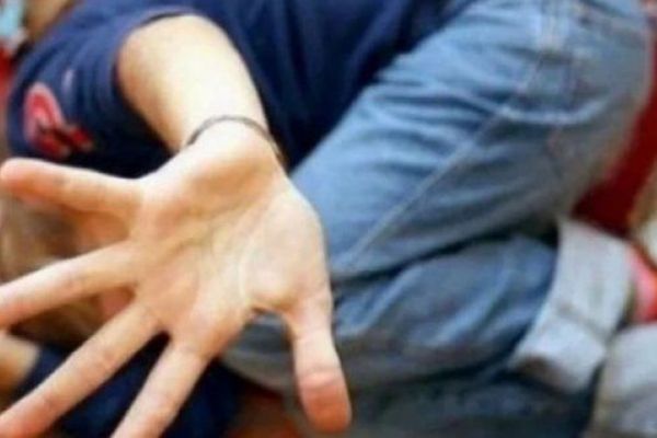 Gura Humorului. Un individ și-a urmărit concubina și a luat-o la bătaie în plină zi, în centrul orașului