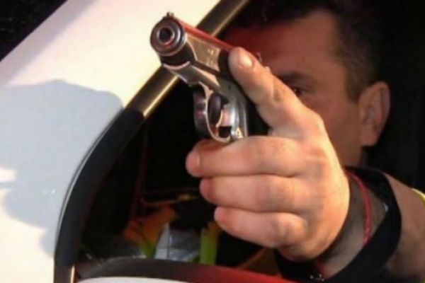 Polițiștii au tras două focuri de armă pentru a aplana un conflict izbucnit între două grupuri de romi