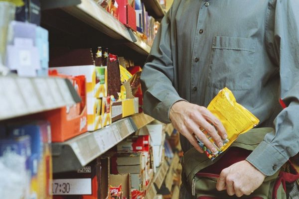 Un adolescent a fost pus sub control judiciar după ce a furat bunuri și bani din locuințe și magazine