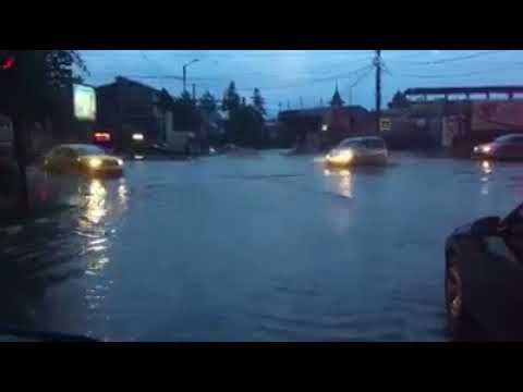 O ploaie torențială a inundat mai multe străzi din municipiul Suceava VIDEO