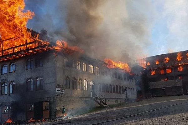 Incendiu la mănăstirea din satul Roșiori. Chiliile călugărilor au fost cuprinse de flăcări