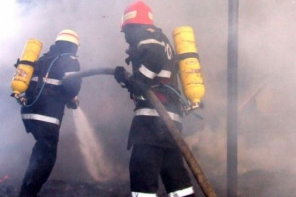 Incendiu puternic la Brodina izbucnit de la o candelă lăsată aprinsă