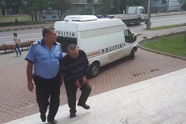 Crimă într-o familie din Broșteni. Un bărbat și-a înjunghiat soția