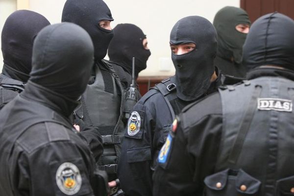 Polițiști de frontieră și contrabandiști de țigări, vizați de percheziții ale procurorilor DIICOT