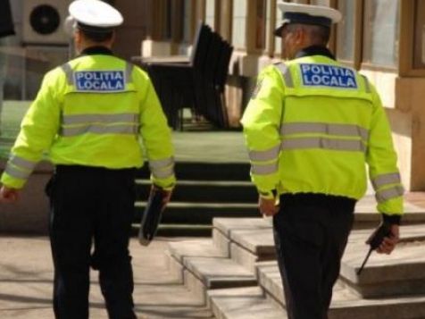 Sancțiuni aplicate de polițiștii locali fumătorilor din Bazarul Suceava