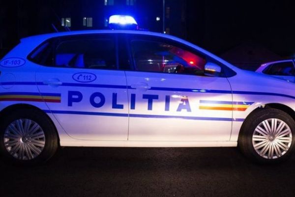 Urmărit de polițiști, un șofer beat s-a izbit cu mașina într-un gard