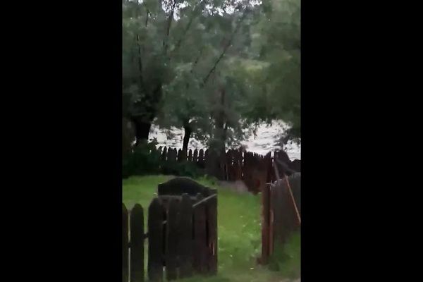 VIDEO Zece gospodării au fost inundate, joi seară, la Găinești