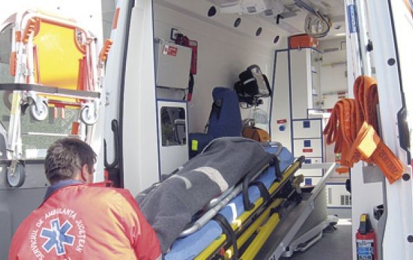 Un tânăr de 17 ani din Preutești a rupt cu mașina un stâlp de pe marginea drumului