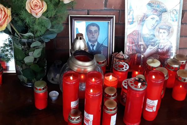 A trecut un an de la moartea polițistului Sorin Vezeteu. Membrii familiei și zeci de polițiști l-au comemorat VIDEO