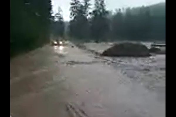 Gospodării și drumuri inundate, o casă luată de ape, școală și biserică în pericol, în urma ploilor torențiale din ultimele două zile VIDEO