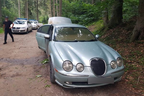 Contrabandistul care a lovit cu mașina un polițist de frontieră a fost prins FOTO