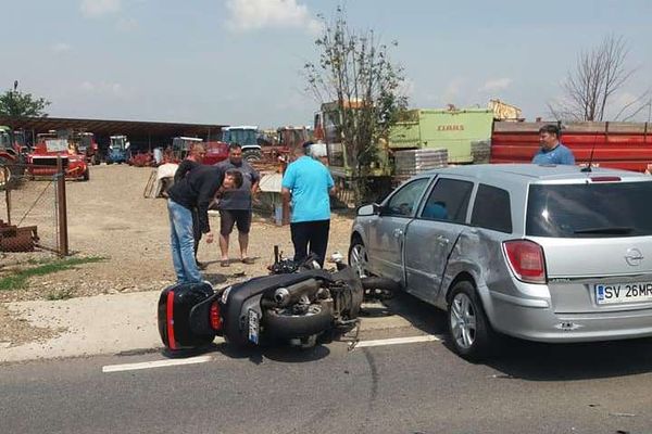 Salcea.Bărbat rănit după ce a intrat cu motocicleta într-o mașină FOTO