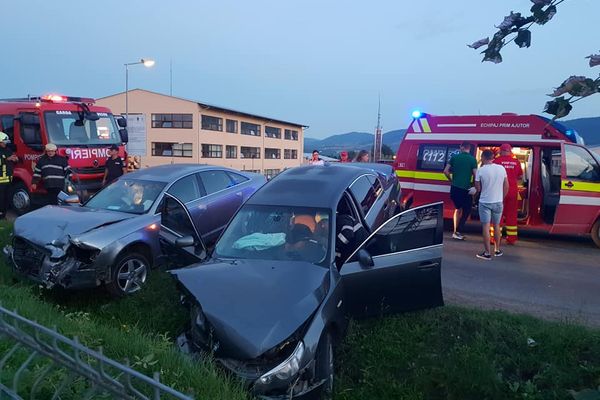 FOTO.Coliziune între două autoturisme, la Vicovu de Sus