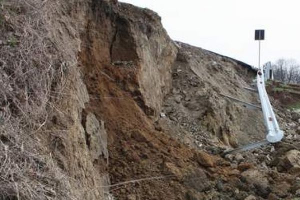 Alunecare de teren în satul Cotârgași, din cauza ploilor abundente